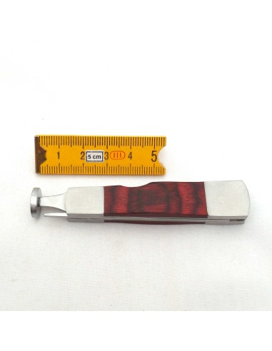 Outil pipe métal et bois rouge forme couteau
