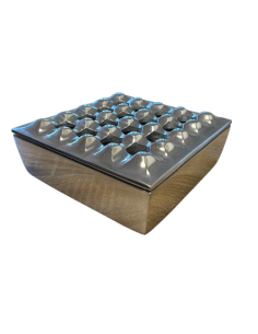 Cendrier en métal poli.