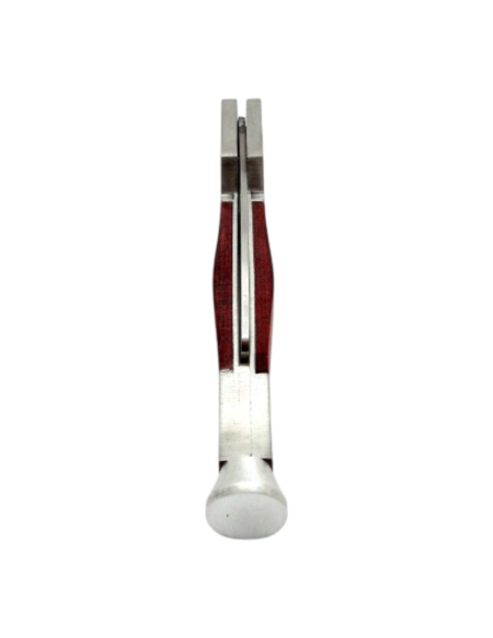 Outil pipe métal et bois rouge forme pipe